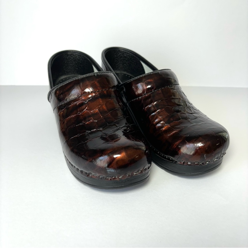 Dansko Brown Patent Leather Clogs Croc Embossed Comfort Nursing Shoes - Picture 3 of 12